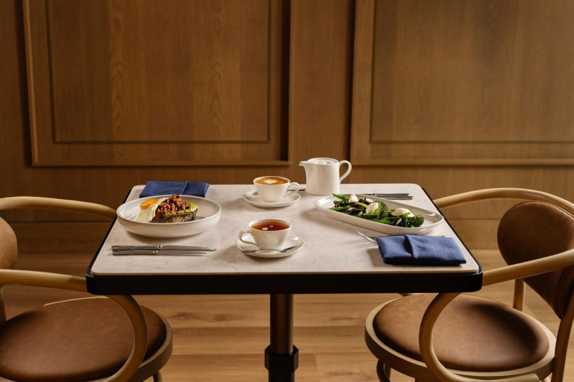 Отель Jw Marriott Окленд Экстерьер фото A table set for breakfast